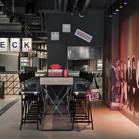 Moxy Duesseldorf City Экстерьер фото