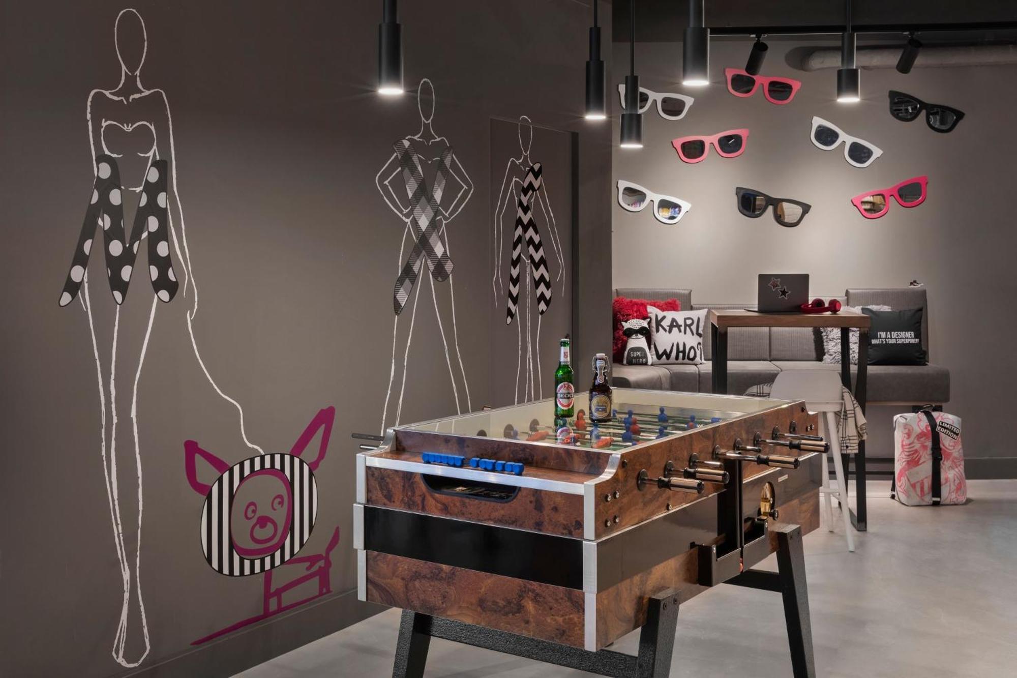 Moxy Duesseldorf City Экстерьер фото