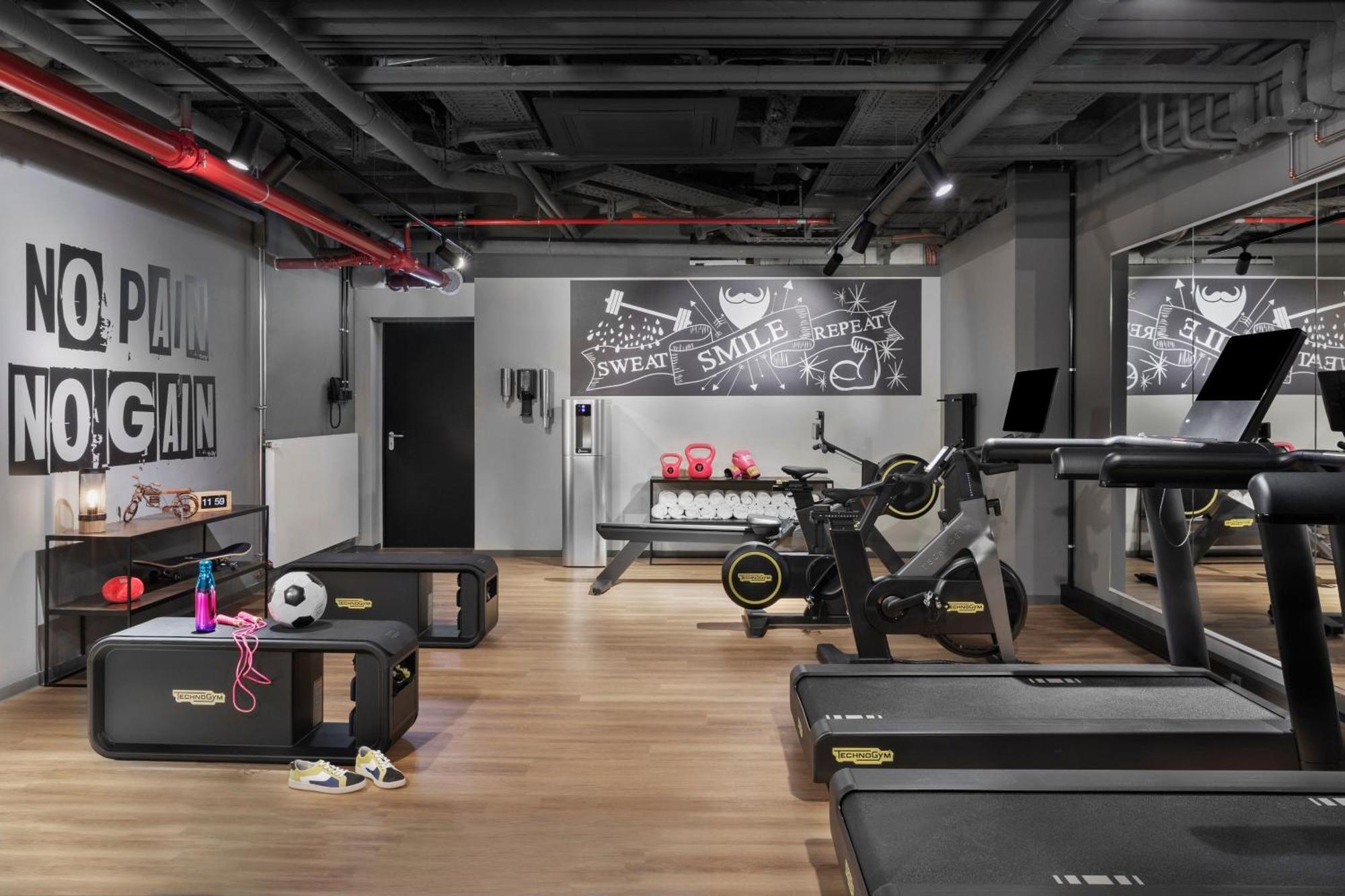 Moxy Duesseldorf City Экстерьер фото