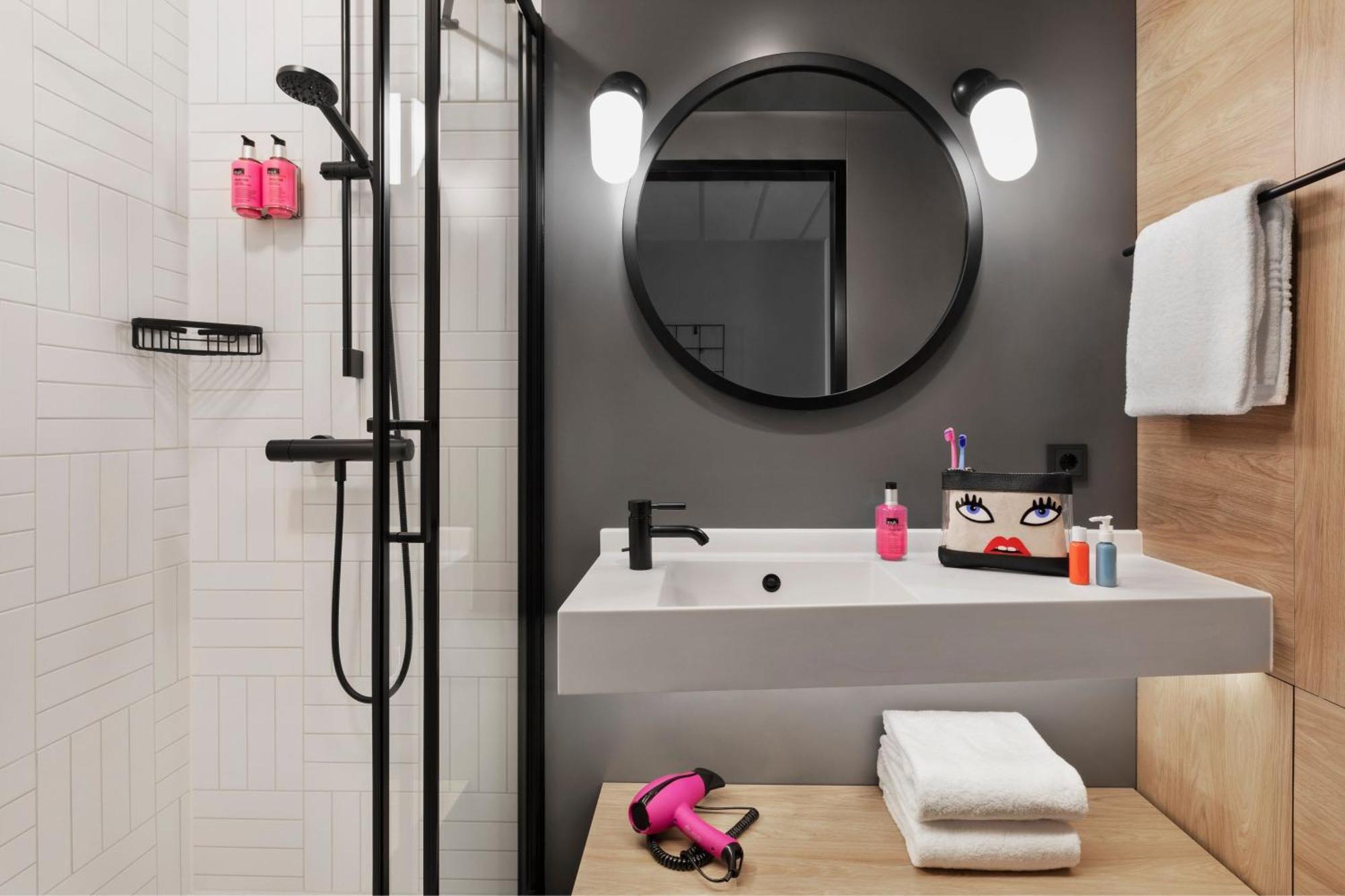Moxy Duesseldorf City Экстерьер фото