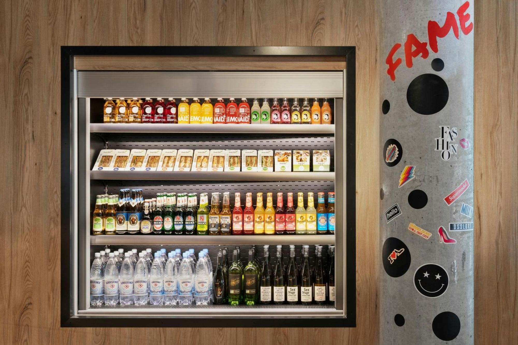 Moxy Duesseldorf City Экстерьер фото