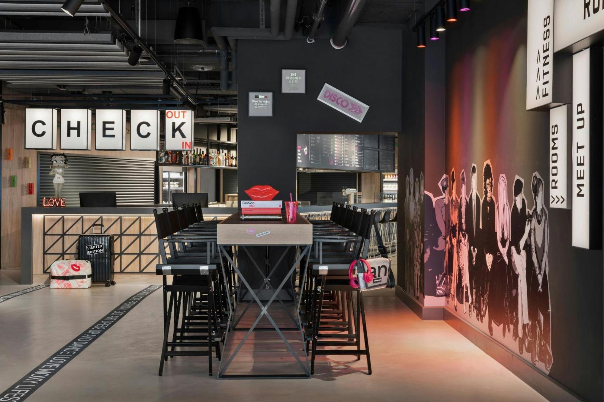 Moxy Duesseldorf City Экстерьер фото
